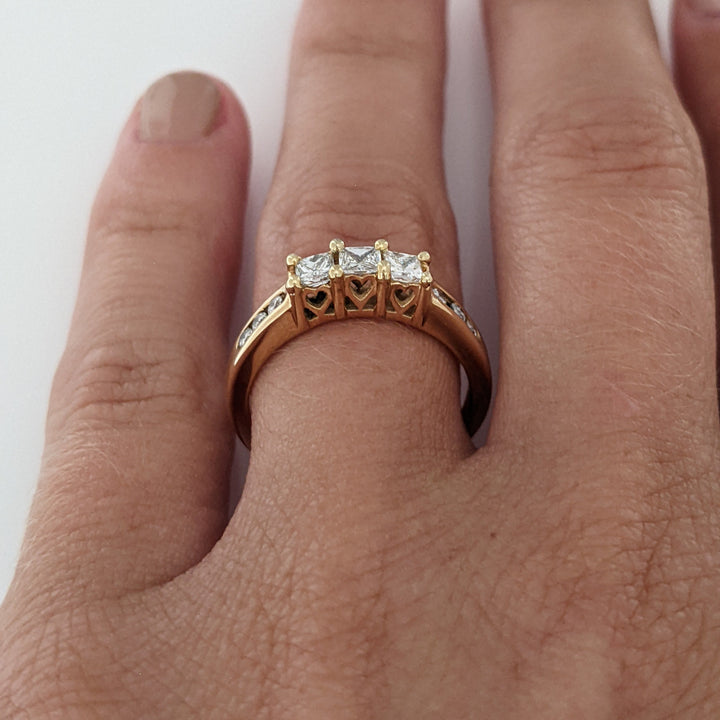 14K .51 CARAT TOTAL WEIGHT I1 H DIAMOND PRINCESS CUT (3) ROUND (8) ESTATE TRINITY RING 2.9 GRAMS