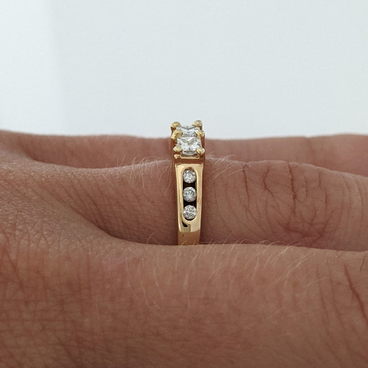 14K .51 CARAT TOTAL WEIGHT I1 H DIAMOND PRINCESS CUT (3) ROUND (8) ESTATE TRINITY RING 2.9 GRAMS