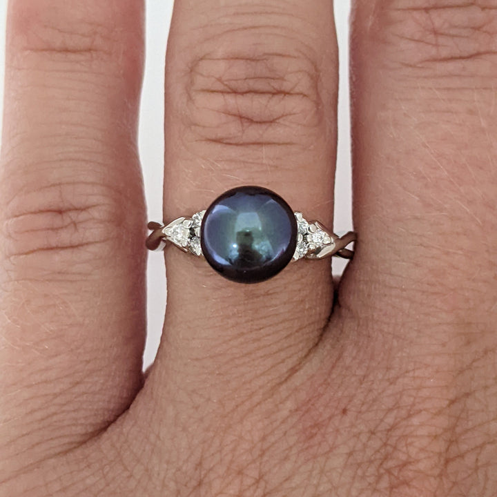 14K WHITE BLACK PEARL ROUND 8MM WITH .10 DIAMOND TOTAL WEIGHT (8) ESTATE RING 3.0 GRAMS