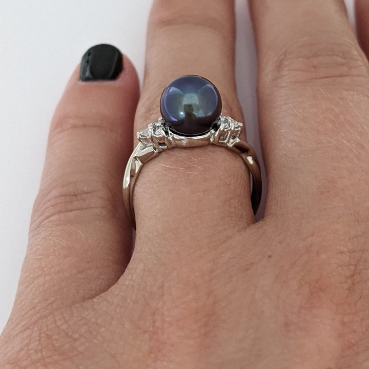 14K WHITE BLACK PEARL ROUND 8MM WITH .10 DIAMOND TOTAL WEIGHT (8) ESTATE RING 3.0 GRAMS