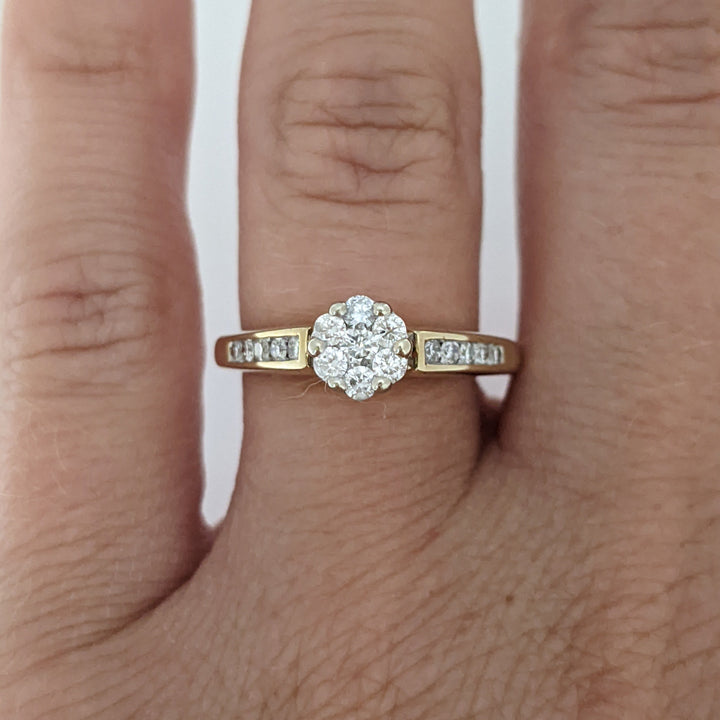 10K .41 CARAT TOTAL WEIGHT I1 H DIAMOND ROUND (17) CLUSTER TOP ESTATE RING 3.0 GRAMS