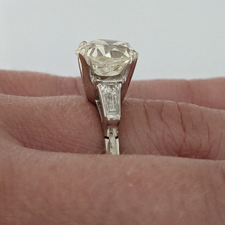 PLATINUM 3.54 CARAT TOTAL WEIGHT VVS2 N DIAMOND ROUND WITH (2) BAGUETTE ESTATE RING 6.1 GRAMS