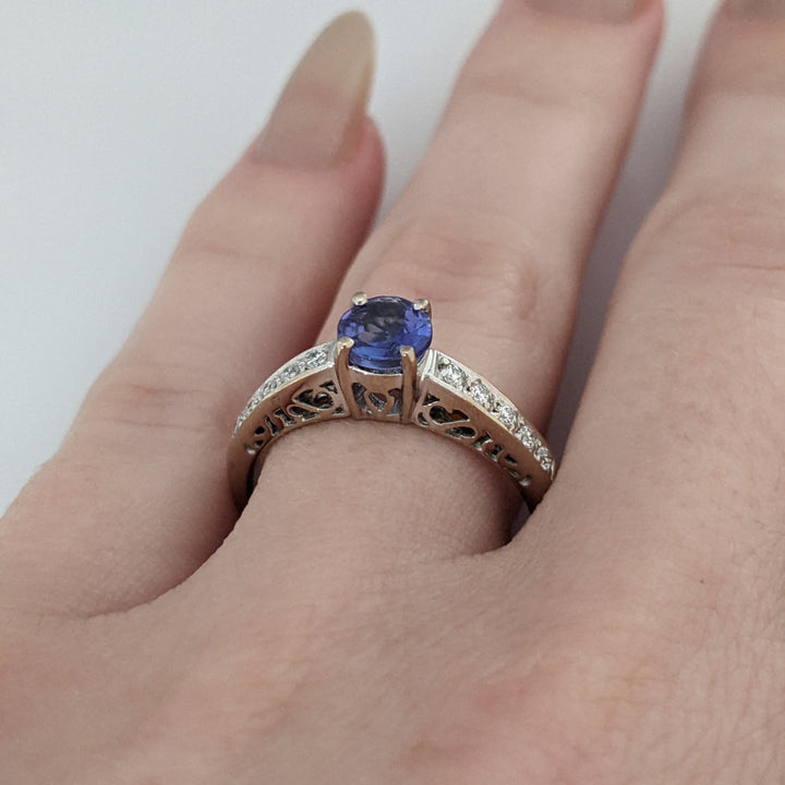 18K WHITE TANZANITE ROUND .65 CARAT TOTAL WITH .14 DIAMOND TOTAL WEIGHT (10) ROUND ESTATE RING 3.8 GRAMS
