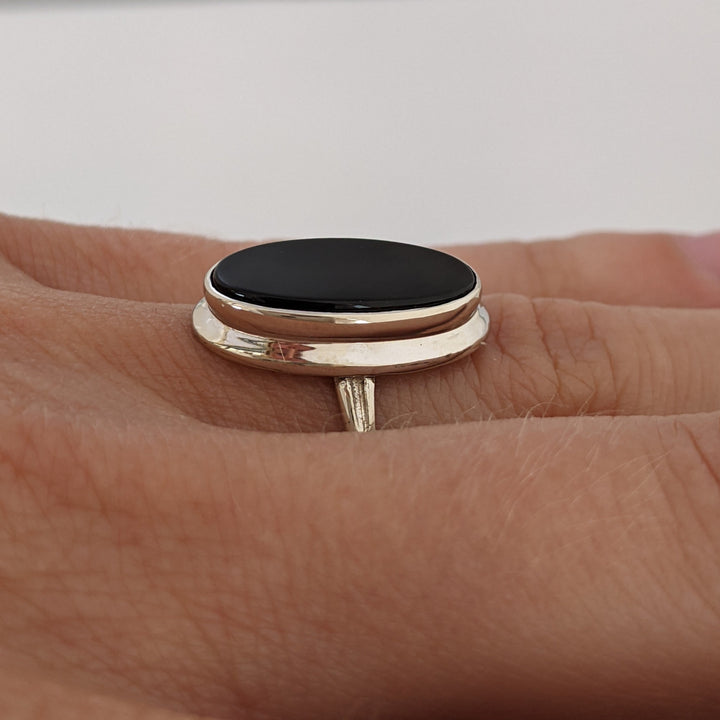 14K WHITE ONYX OVAL 7X18 WITH GOLD TRIM ESTATE RING 2.9 GRAMS