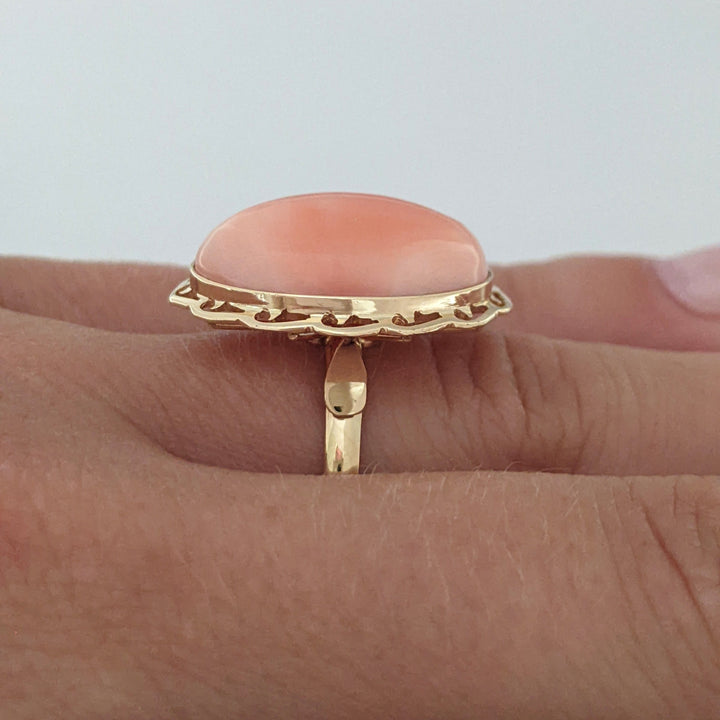 14K PINK CORAL OVAL 13X18 CABOCHON WITH GOLD TRIM ESTATE RING 4.1 GRAMS