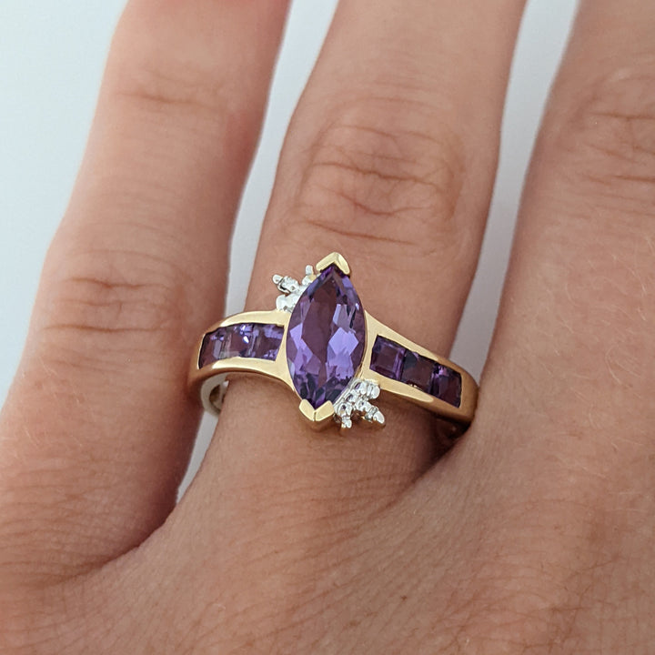10K AMETHYST MARQUISE 5X10 WITH (6) PRINCESS CUT AMETHYST AND (2) MELEE ESTATE RING 2.6 GRAMS