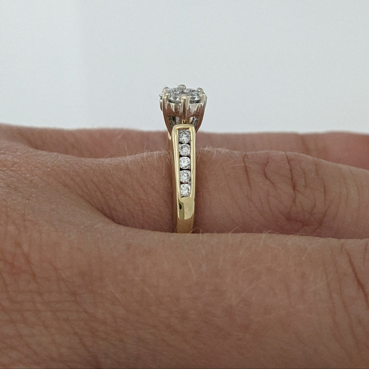 10K .41 CARAT TOTAL WEIGHT I1 H DIAMOND ROUND (17) CLUSTER TOP ESTATE RING 3.0 GRAMS