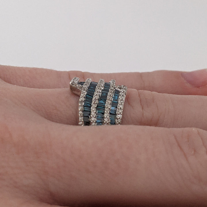 STERLING SILVER 1.00 CARAT TOTAL WEIGHT ROUND AND BAGUETTE WHITE AND BLUE DIAMOND ESTATE RING 4.0 GRAMS