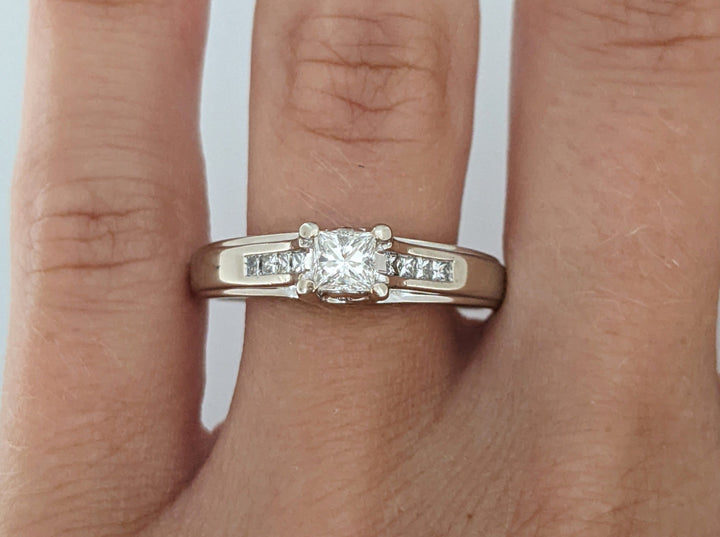 14K WHITE .50 CARAT TOTAL WEIGHT SI1 I DIAMOND PRINCESS CUT (9) ROUND (2) ESTATE RING 4.8 GRAMS