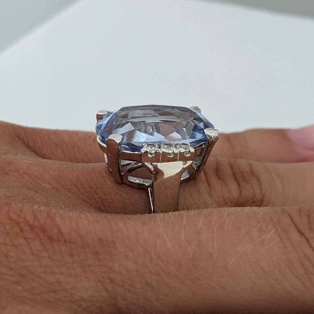 14K WHITE BLUE TOPAZ OVAL 12.5X18 WITH (6) DIAMOND ROUNDS .18 CARAT TOTAL WEIGHT ESTATE RING 10.7 GRAMS