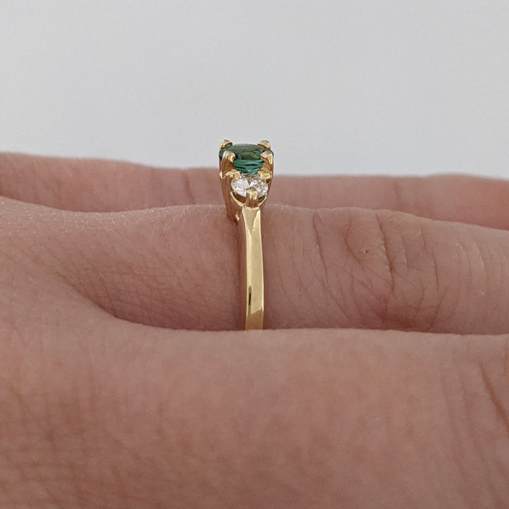 14K GREEN TOURMALINE ROUND 4MM WITH .18 DIAMOND TOTAL WEIGHT ESTATE RING 2.6 GRAMS