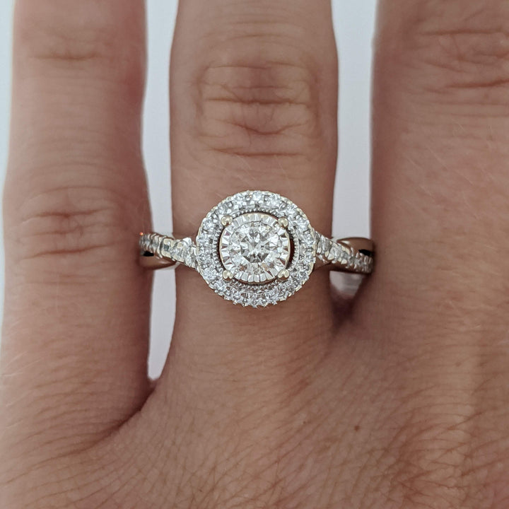 14K WHITE .66 CARAT TOTAL WEIGHT I1 I DIAMOND ROUND (46) HALO ESTATE RING 4.5 GRAMS