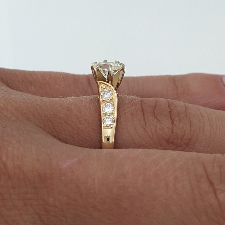 14K .62 CARAT TOTAL WEIGHT VS2 J DIAMOND OVAL WITH (6) ROUND MELEE ESTATE RING