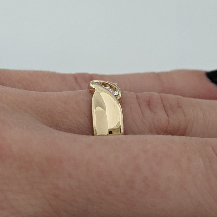 14K .09 CARAT TOTAL SI1 J DIAMOND ROUND (3) ESTATE BAND 4.1 GRAMS