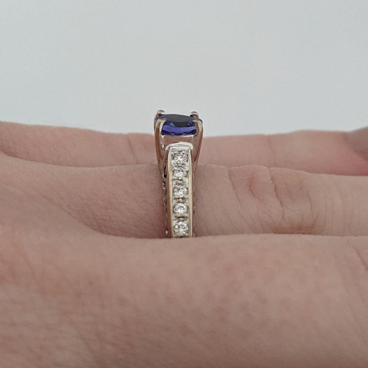 18K WHITE TANZANITE ROUND .65 CARAT TOTAL WITH .14 DIAMOND TOTAL WEIGHT (10) ROUND ESTATE RING 3.8 GRAMS
