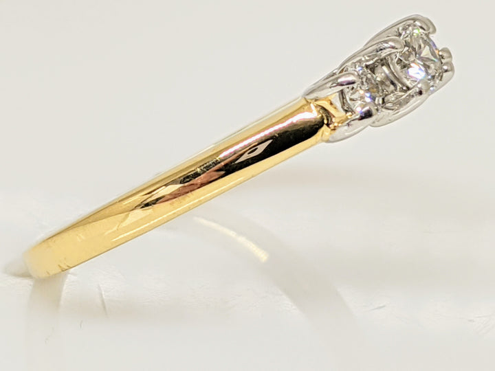 14K .22 CARAT TOTAL WEIGHT VS2 G DIAMOND ROUND (3) TRINITY ESTATE RING 2.6 GRAMS