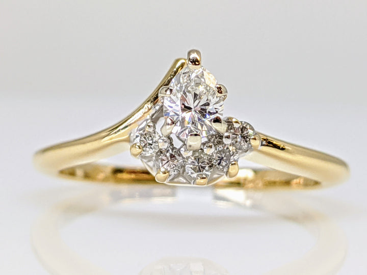 14K .22 CARAT TOTAL WEIGHT SI2 G DIAMOND PEAR WITH (4) ROUND MELEE ESTATE RING 2.0 GRAMS
