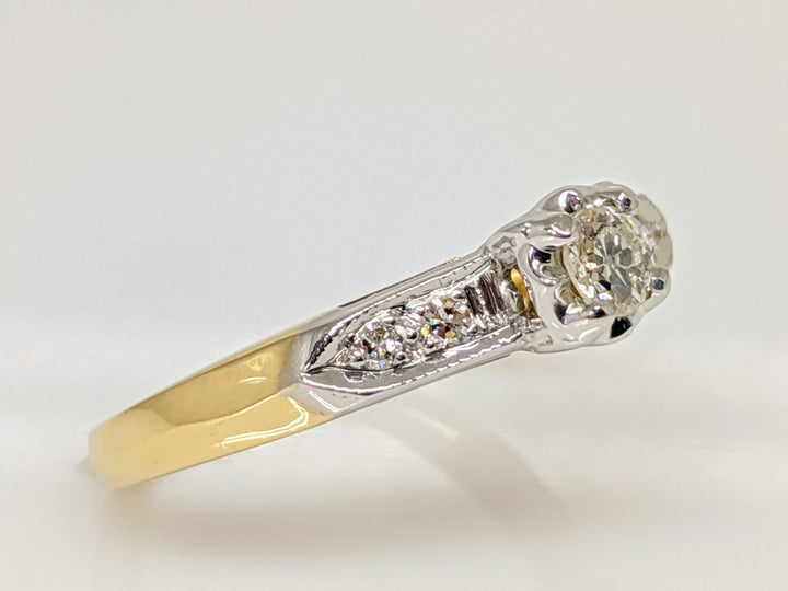 14K TWO-TONE .19 CARAT TOTAL WEIGHT I1 I DIAMOND ROUND (5) ESTATE RING 2.8G