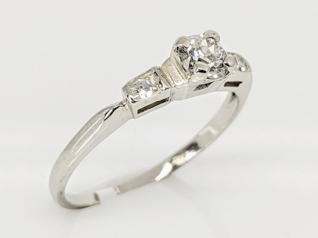 14K WHITE .34 CARAT TOTAL WEIGHT SI2 I DIAMOND ROUND (3) ESTATE RING 1.6 GRAMS