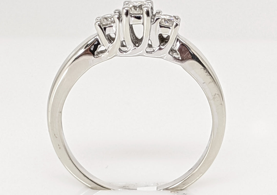 10K WHITE .24 CARAT TOTAL WEIGHT I1 K DIAMOND ROUND (3) TRINITY ESTATE RING 2.6 GRAMS