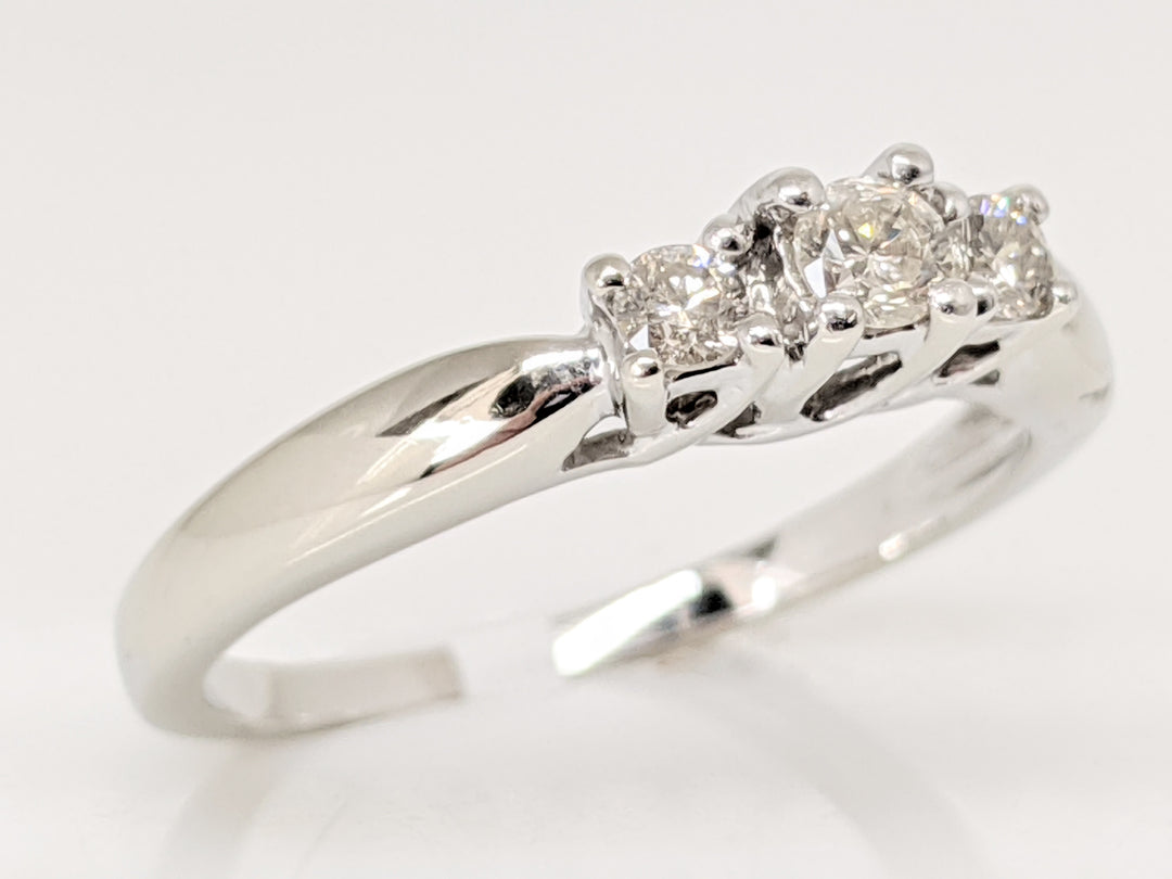 10K WHITE .24 CARAT TOTAL WEIGHT I1 K DIAMOND ROUND (3) TRINITY ESTATE RING 2.6 GRAMS