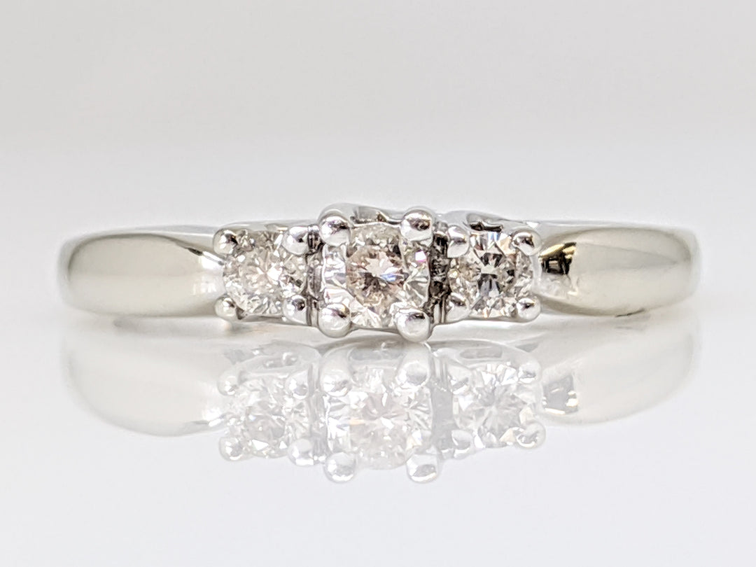 10K WHITE .24 CARAT TOTAL WEIGHT I1 K DIAMOND ROUND (3) TRINITY ESTATE RING 2.6 GRAMS