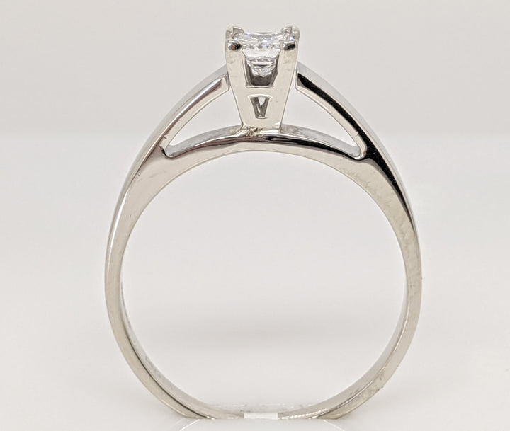 14K WHITE .30 CARAT TOTAL I1 G DIAMOND ROUND RAISED SHANK SOLITAIRE ESTATE RING 3.3 GRAMS