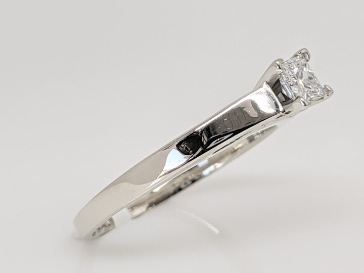14K WHITE .30 CARAT TOTAL I1 G DIAMOND ROUND RAISED SHANK SOLITAIRE ESTATE RING 3.3 GRAMS