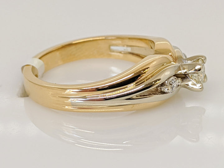 14K TWO TONE .27 CARAT TOTAL WEIGHT DIAMOND ROUND (3) TRINITY ESTATE RING 5.7 GRAMS