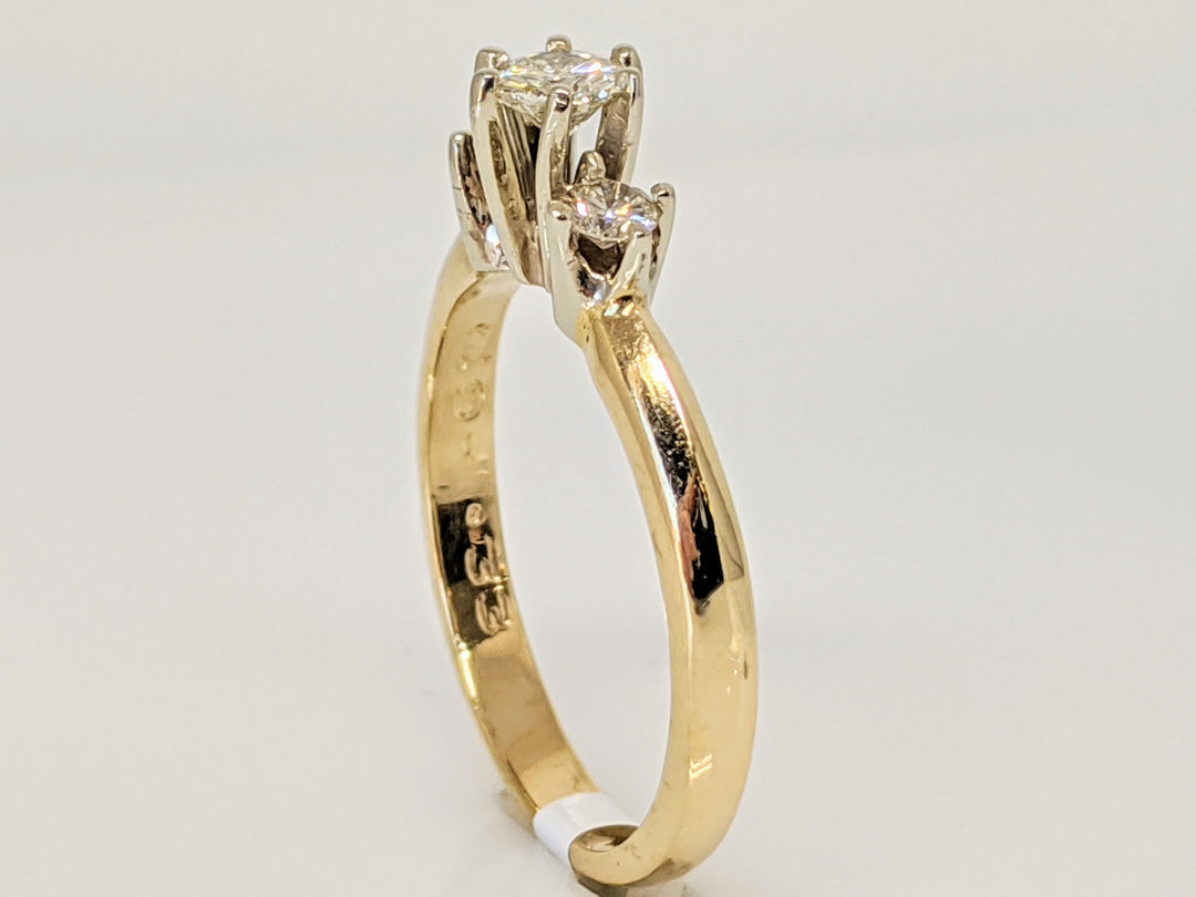 14K .33 CARAT TOTAL WEIGHT I1 K DIAMOND ROUND (3) TRINITY ESTATE RING 2.6 GRAMS