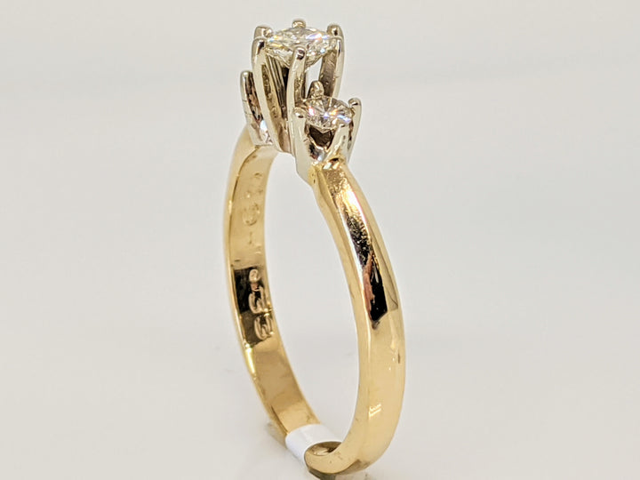 14K .33 CARAT TOTAL WEIGHT I1 K DIAMOND ROUND (3) TRINITY ESTATE RING 2.6 GRAMS