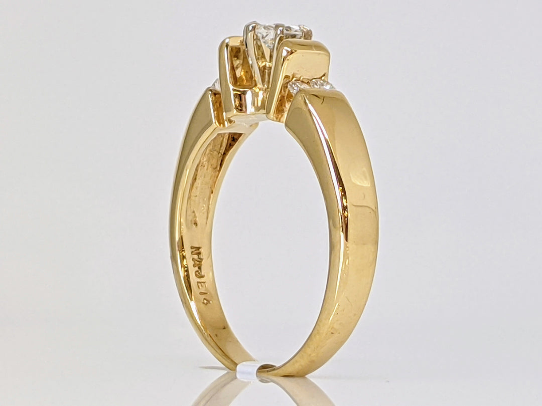 14K .37 CARAT TOTAL WEIGHT SI2 I OVAL WITH (4) ROUND DIAMOND ESTATE RING 4.9 GRAMS