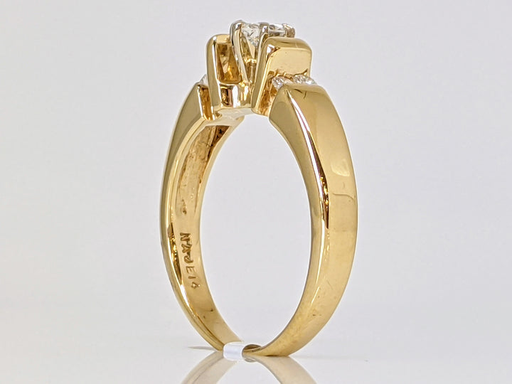 14K .37 CARAT TOTAL WEIGHT SI2 I OVAL WITH (4) ROUND DIAMOND ESTATE RING 4.9 GRAMS