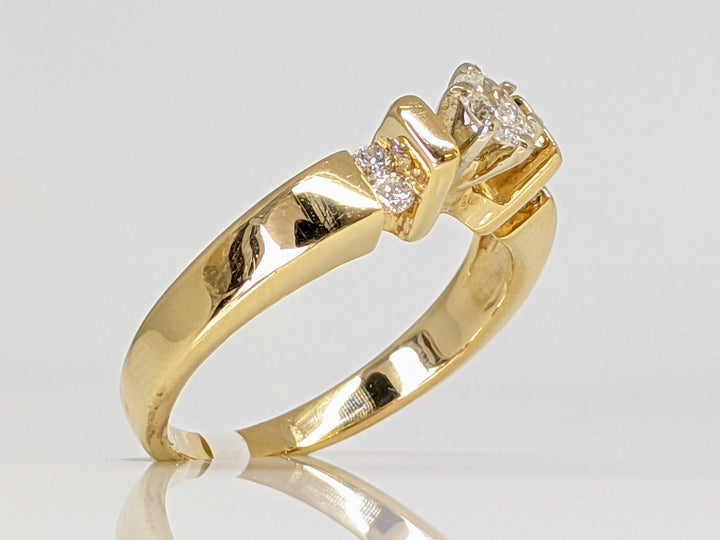 14K .37 CARAT TOTAL WEIGHT SI2 I OVAL WITH (4) ROUND DIAMOND ESTATE RING 4.9 GRAMS