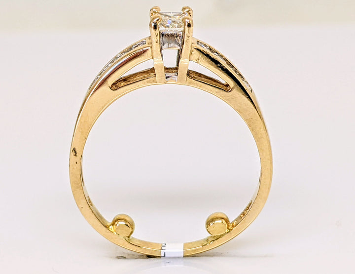 14K .41 CARAT TOTAL WEIGHT I1 J DIAMOND PRINCESS CUT (1) ROUND (8) ESTATE RING 3.0 GRAMS