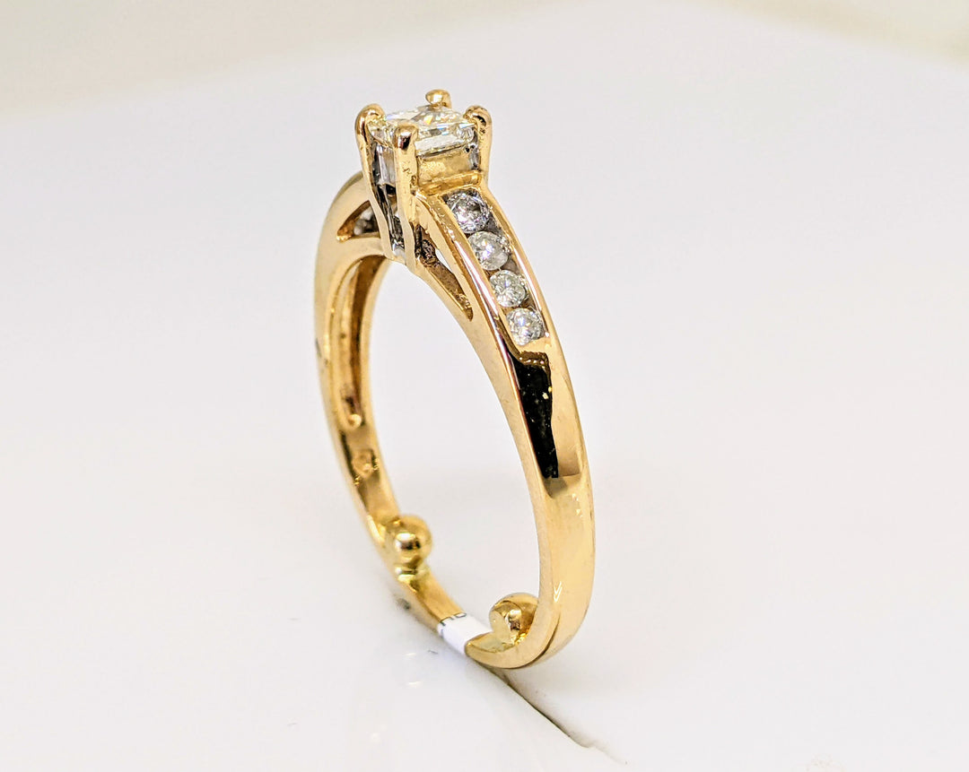 14K .41 CARAT TOTAL WEIGHT I1 J DIAMOND PRINCESS CUT (1) ROUND (8) ESTATE RING 3.0 GRAMS