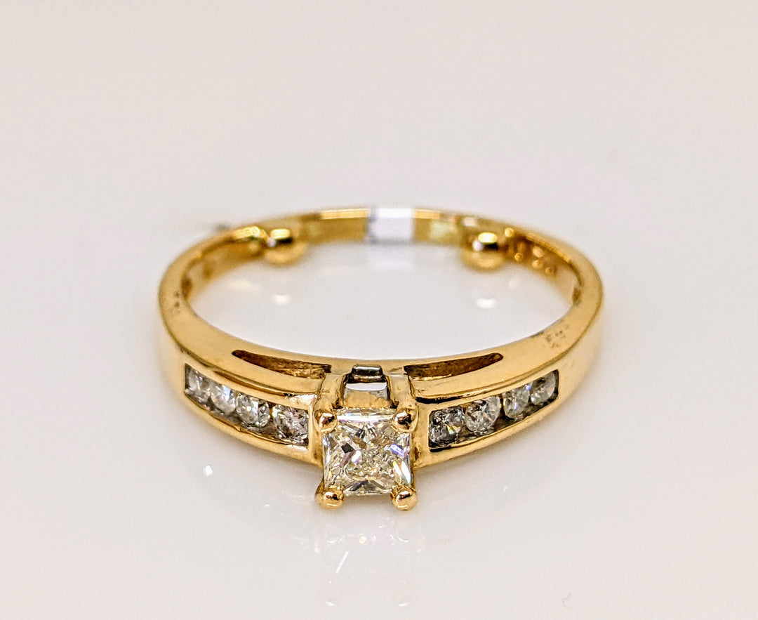 14K .41 CARAT TOTAL WEIGHT I1 J DIAMOND PRINCESS CUT (1) ROUND (8) ESTATE RING 3.0 GRAMS