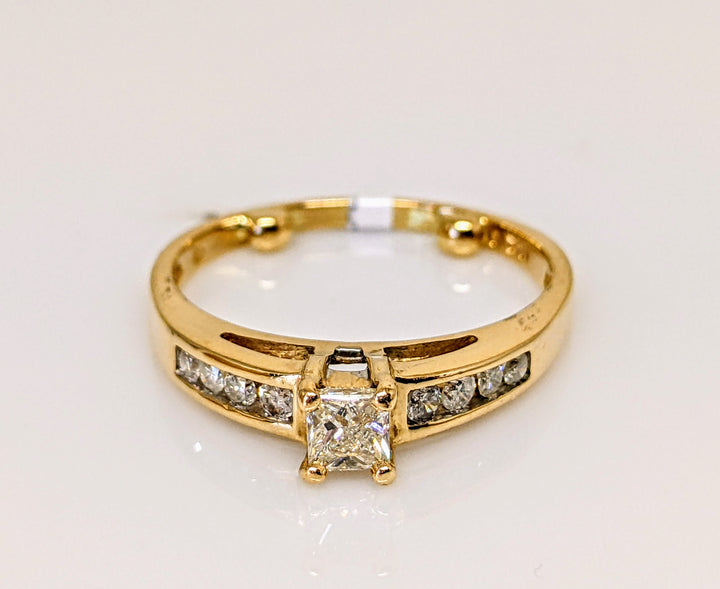 14K .41 CARAT TOTAL WEIGHT I1 J DIAMOND PRINCESS CUT (1) ROUND (8) ESTATE RING 3.0 GRAMS