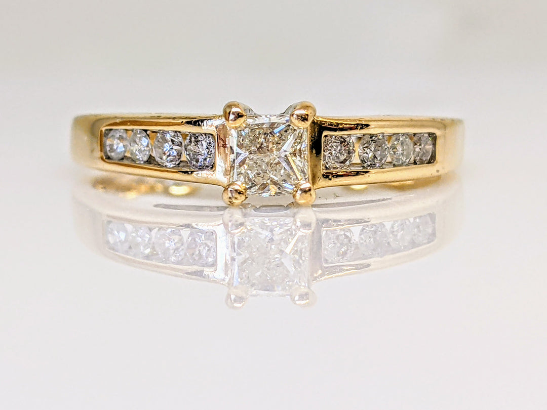 14K .41 CARAT TOTAL WEIGHT I1 J DIAMOND PRINCESS CUT (1) ROUND (8) ESTATE RING 3.0 GRAMS