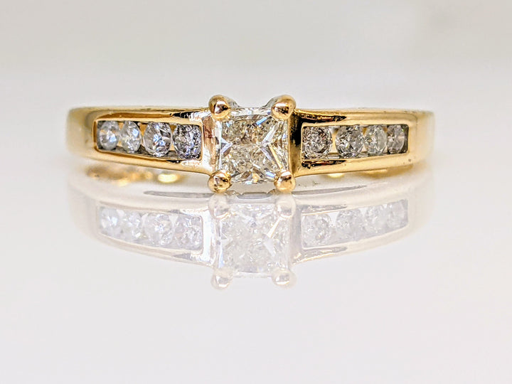 14K .41 CARAT TOTAL WEIGHT I1 J DIAMOND PRINCESS CUT (1) ROUND (8) ESTATE RING 3.0 GRAMS