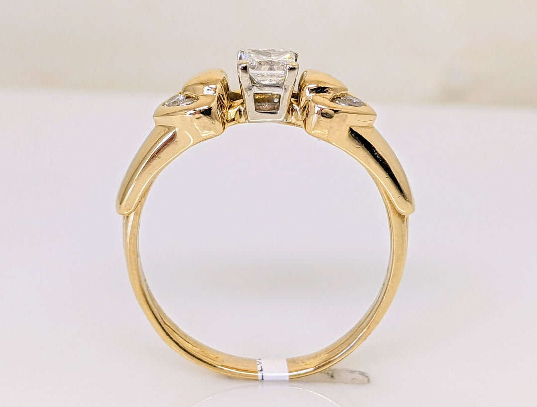 14K .39 CARAT TOTAL SI1 I DIAMOND PRINCESS CUT WITH (6) ROUND MELEE .51CTW ESTATE RING 4.8 GRAMS