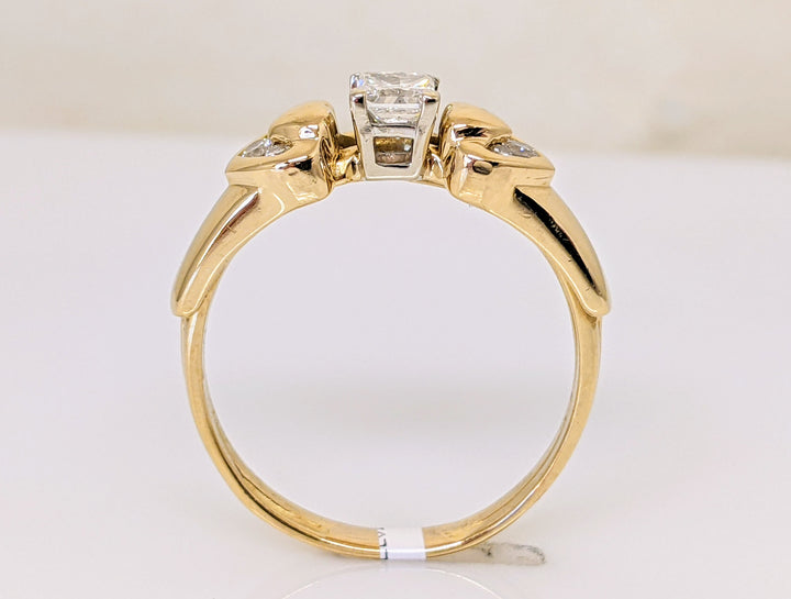 14K .39 CARAT TOTAL SI1 I DIAMOND PRINCESS CUT WITH (6) ROUND MELEE .51CTW ESTATE RING 4.8 GRAMS