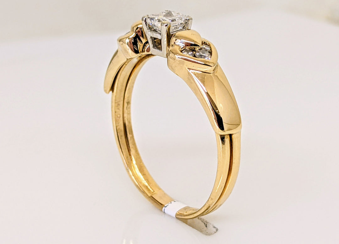 14K .39 CARAT TOTAL SI1 I DIAMOND PRINCESS CUT WITH (6) ROUND MELEE .51CTW ESTATE RING 4.8 GRAMS