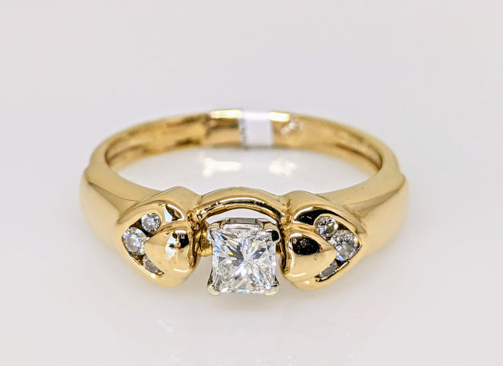 14K .39 CARAT TOTAL SI1 I DIAMOND PRINCESS CUT WITH (6) ROUND MELEE .51CTW ESTATE RING 4.8 GRAMS