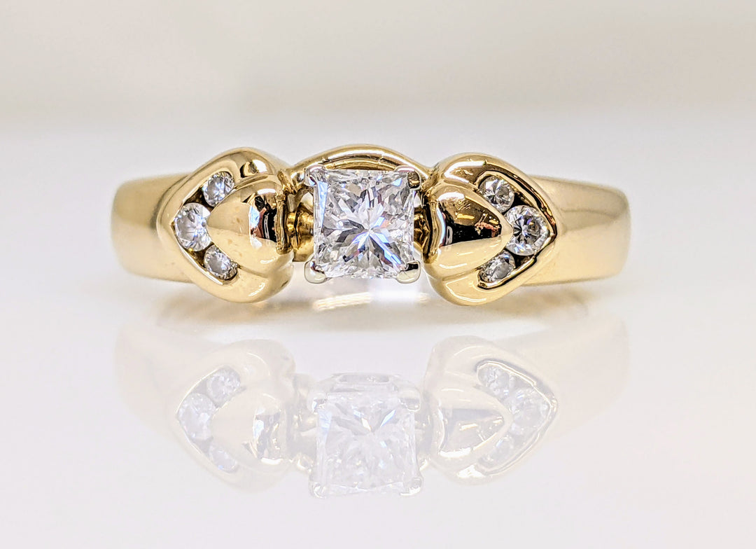 14K .39 CARAT TOTAL SI1 I DIAMOND PRINCESS CUT WITH (6) ROUND MELEE .51CTW ESTATE RING 4.8 GRAMS