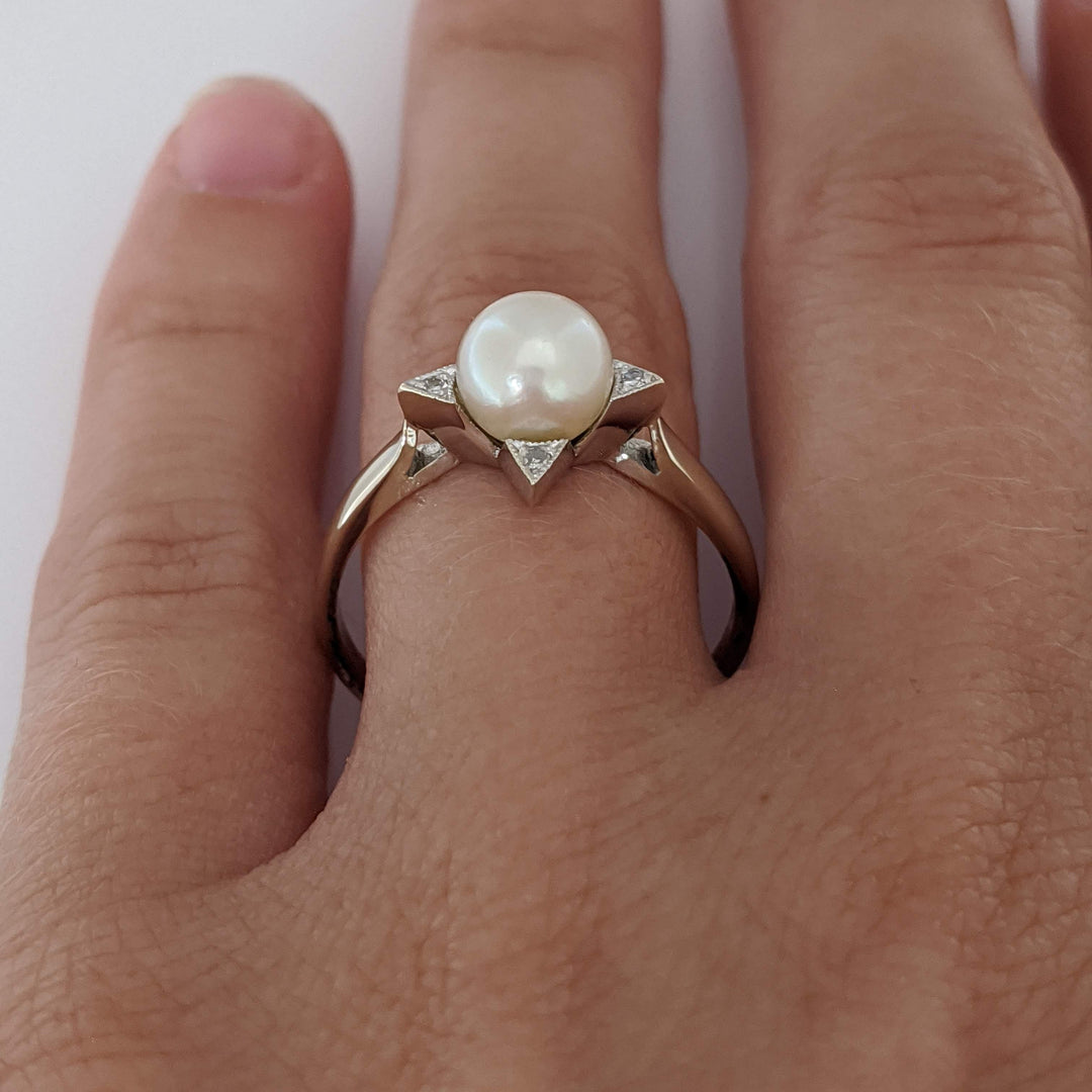 14K WHITE PEARL ROUND 7MM WITH (4) MELEE ESTATE RING 2.5 GRAMS