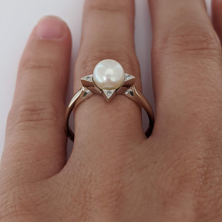 14K WHITE PEARL ROUND 7MM WITH (4) MELEE ESTATE RING 2.5 GRAMS