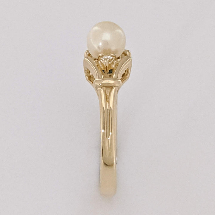 14K PEARL ROUND 5.5MM WITH (2) MELEE ESTATE RING 2.5 GRAMS