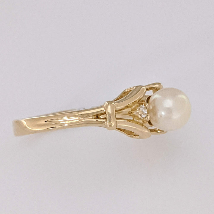 14K PEARL ROUND 5.5MM WITH (2) MELEE ESTATE RING 2.5 GRAMS