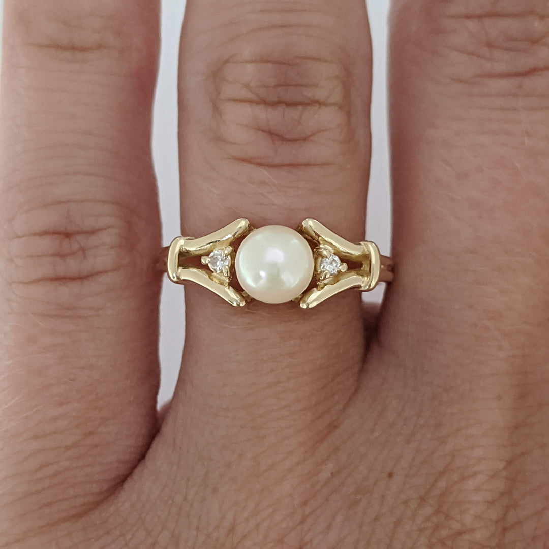 14K PEARL ROUND 5.5MM WITH (2) MELEE ESTATE RING 2.5 GRAMS